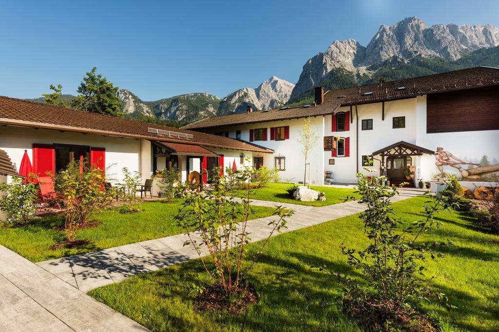 Bayern Resort Hotel - Adults Only - Mit Zugspitzblick - Eibsee-Naehe - Wellnessbereich - Naturpool Im Sommer Grainau Buitenkant foto